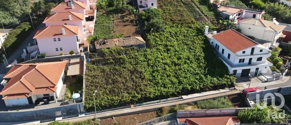 Terreno em Estreito de Câmara de Lobos de 1 325 m²