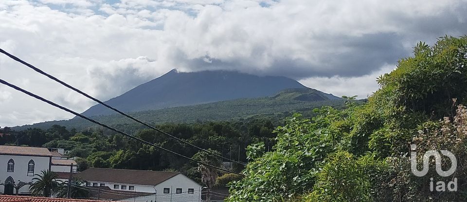 Terreno em Lajes do Pico de 2 482 m²