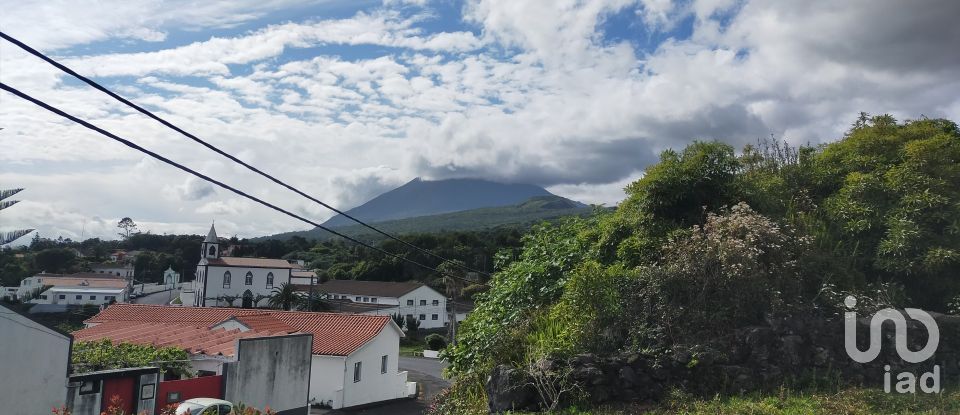 Terreno em Lajes do Pico de 2 482 m²