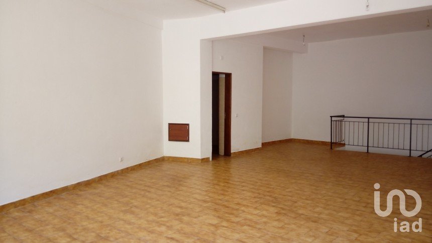 Comércio diverso em Quarteira de 143 m²