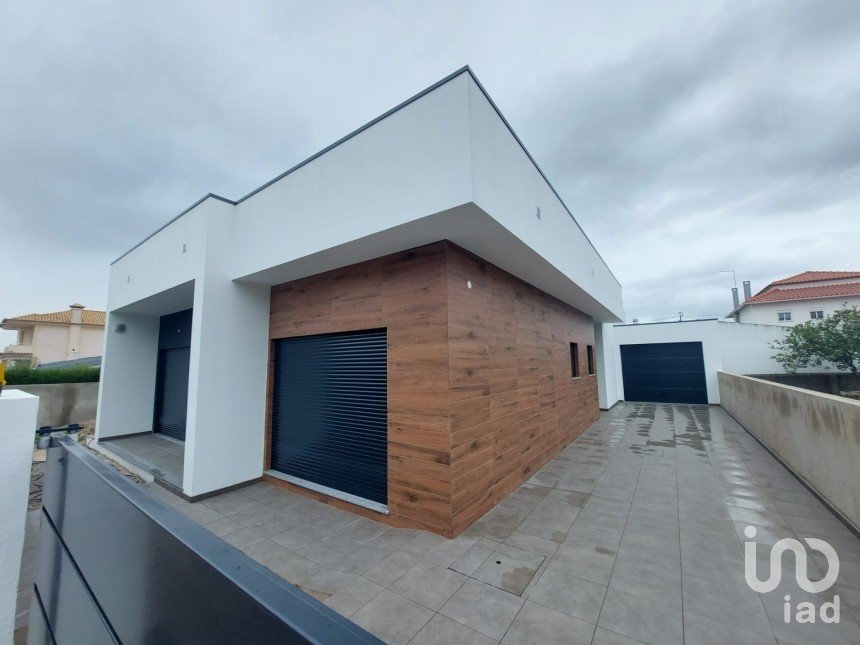 Casa T3 em Fernão Ferro de 174 m²