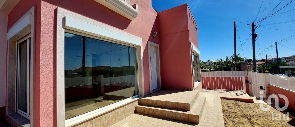 Casa T3 em Charneca De Caparica E Sobreda de 255 m²