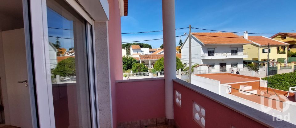 Casa T3 em Charneca De Caparica E Sobreda de 255 m²