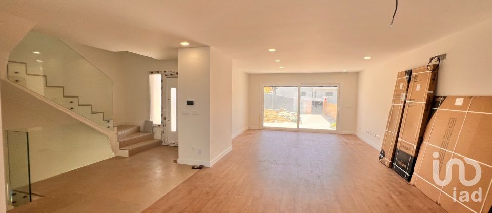 Habitação T4 em Carvoeira de 308 m²