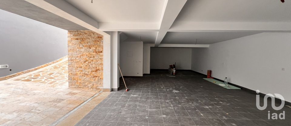 Habitação T4 em Carvoeira de 308 m²