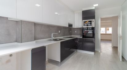 Apartment T2 in Almada, Cova da Piedade, Pragal e Cacilhas of 115 m²