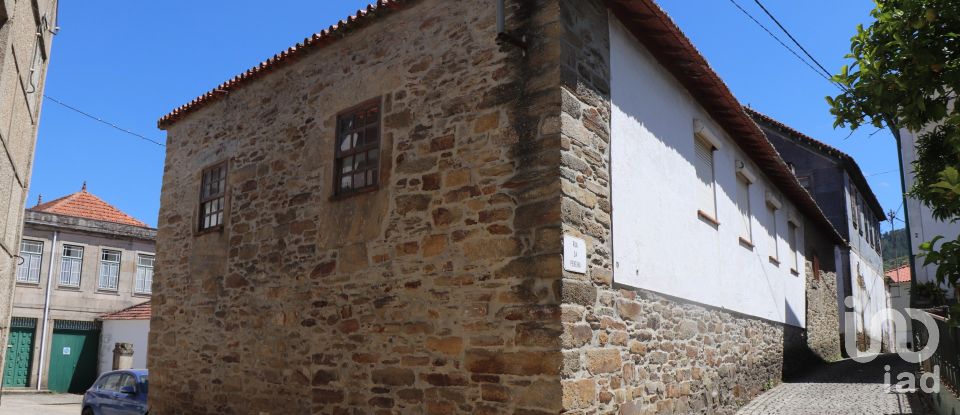 Maison traditionnelle T3 à Louredo e Fornelos de 307 m²
