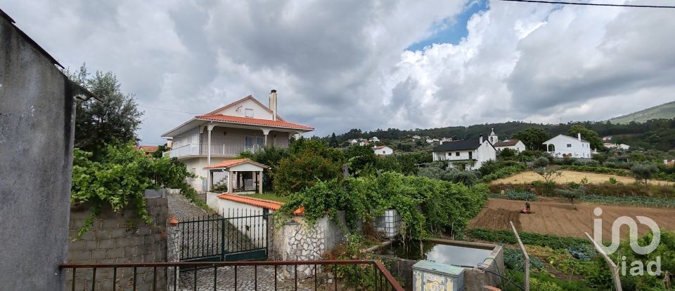 Maison de village T2 à Troviscal de 172 m²