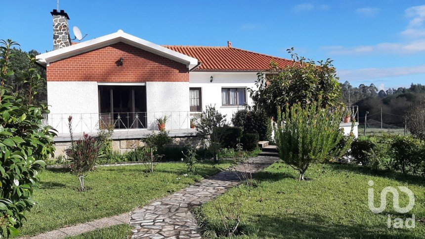 Lodge T5 in Forjães of 298 m²