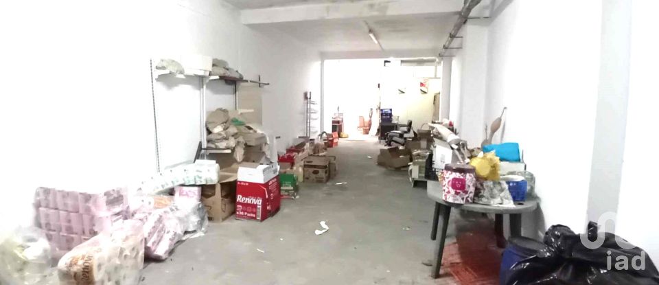 Loja / Estabelecimento Comercial em Vila e Roussas de 75 m²