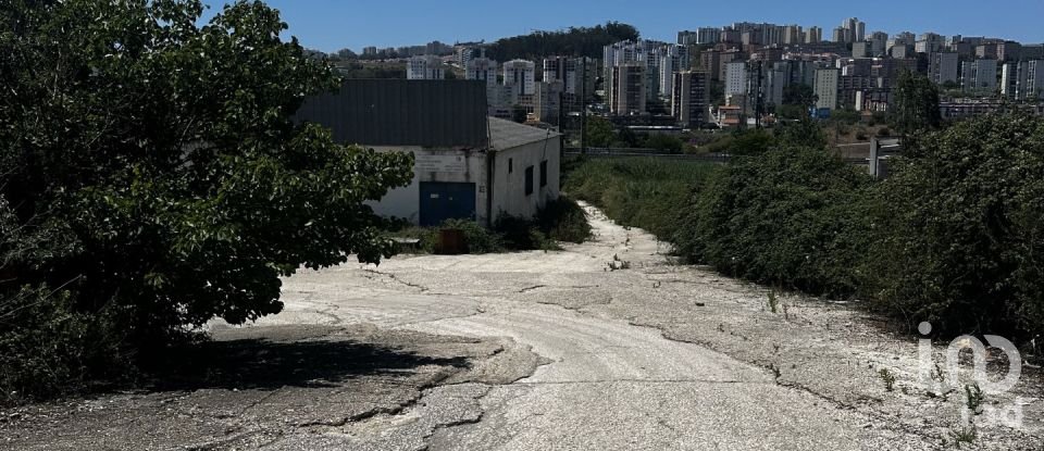 Terreno em Santo António dos Cavaleiros e Frielas de 32 000 m²