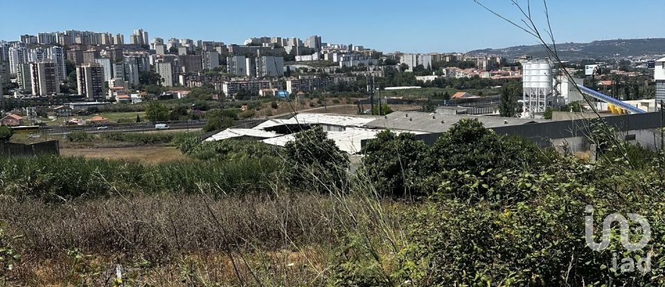 Terreno em Santo António dos Cavaleiros e Frielas de 32 000 m²