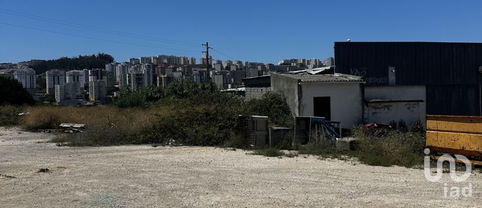 Terreno em Santo António dos Cavaleiros e Frielas de 32 000 m²