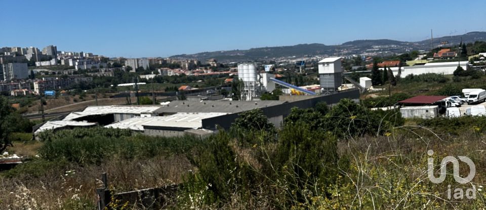 Terreno em Santo António dos Cavaleiros e Frielas de 32 000 m²