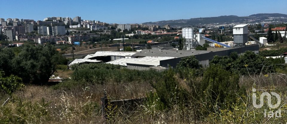 Terreno em Santo António dos Cavaleiros e Frielas de 32 000 m²