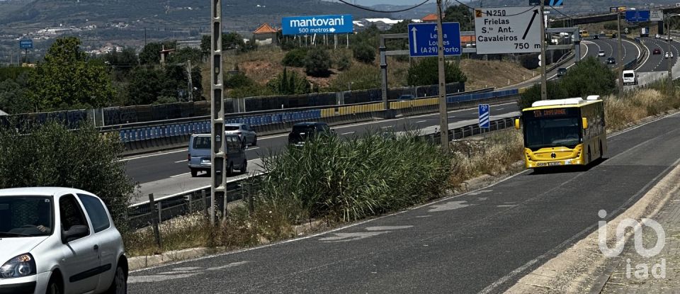 Terreno em Santo António dos Cavaleiros e Frielas de 32 000 m²