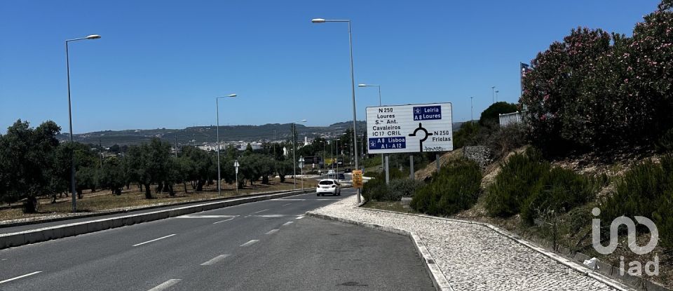 Terreno em Santo António dos Cavaleiros e Frielas de 32 000 m²