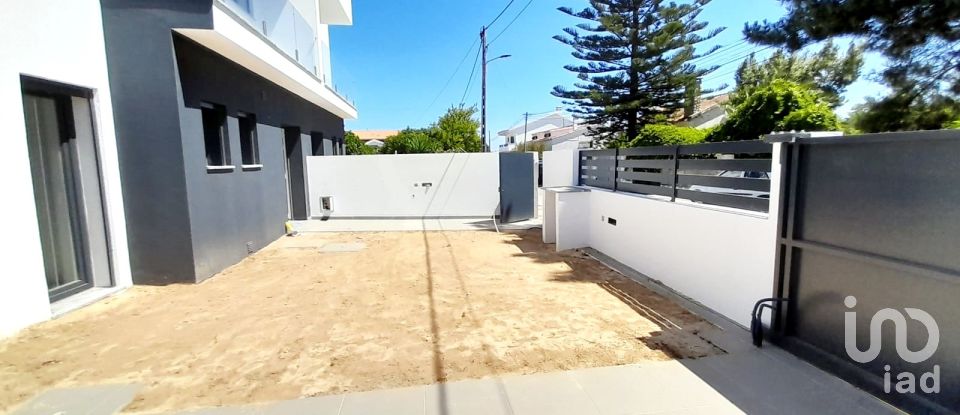 House T4 in Fernão Ferro of 128 m²