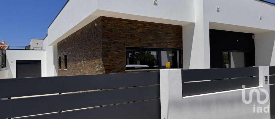 House T3 in Fernão Ferro of 135 m²