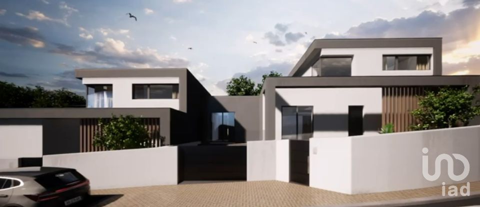 House T3 in Santa Marta de Portuzelo of 297 m²