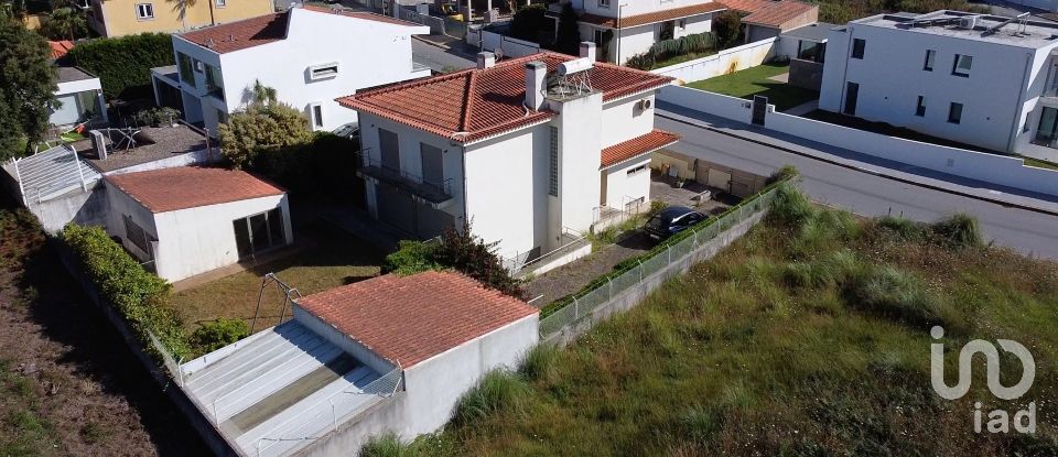 Casa T4 em Arcozelo de 241 m²