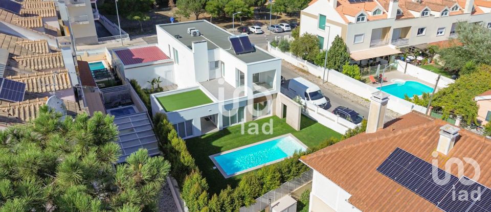 Maison traditionnelle T5 à Charneca De Caparica E Sobreda de 313 m²