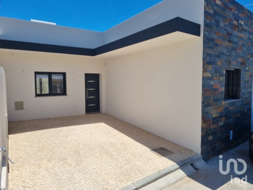 Casa T2 em Quelfes de 94 m²