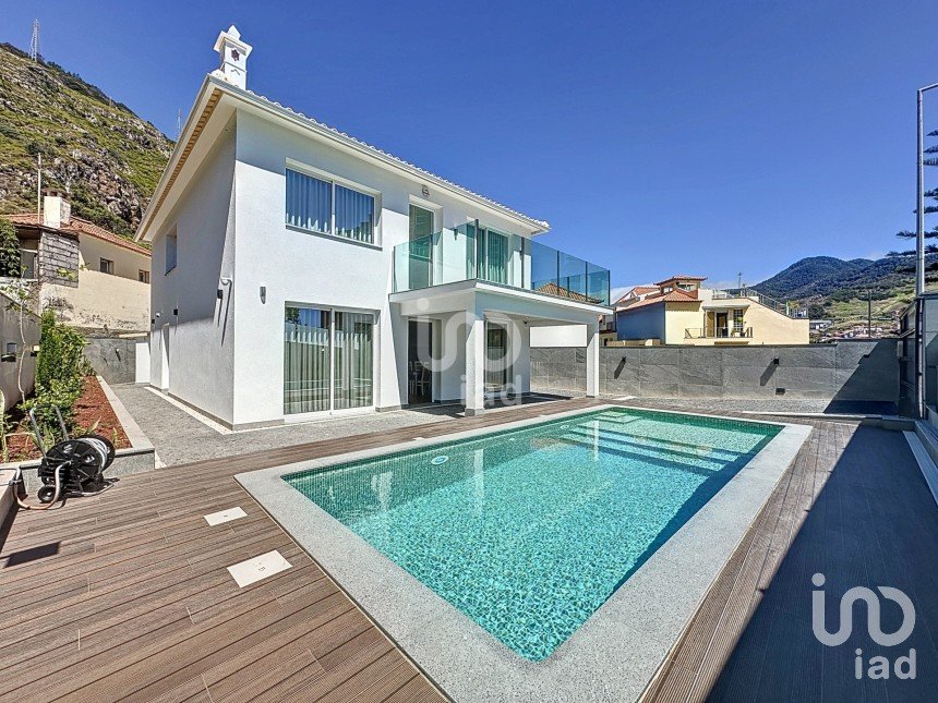 House T4 in Machico of 155 m²