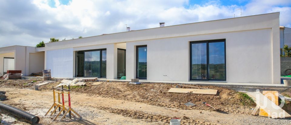 House T3 in Lourinhã e Atalaia of 160 m²