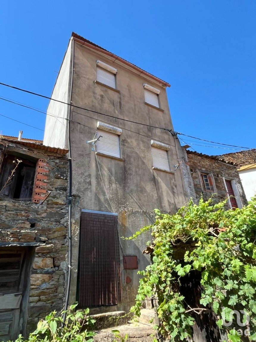 Maison de village T3 à Sobreira Formosa e Alvito da Beira de 57 m²