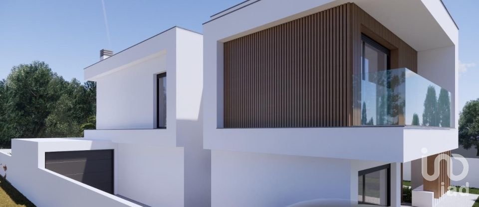 House T4 in Charneca De Caparica E Sobreda of 207 m²