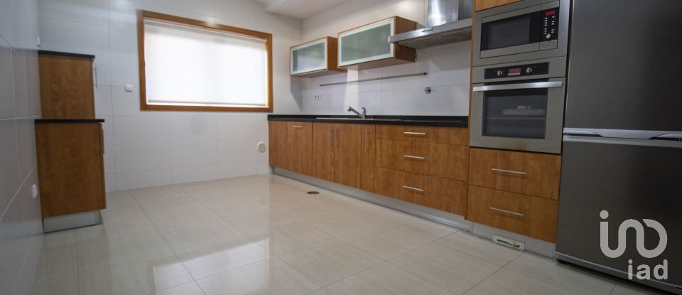 House T3 in São Félix da Marinha of 214 m²