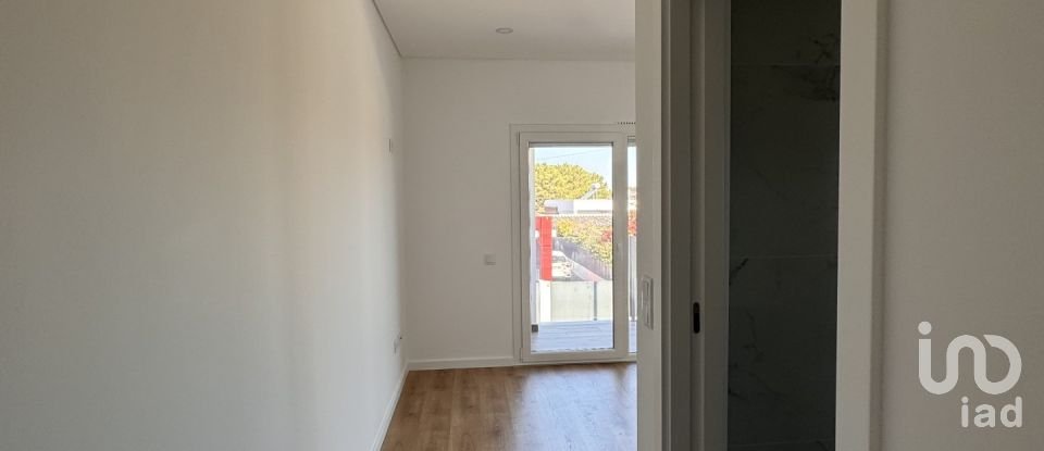 Casa T4 em Fernão Ferro de 120 m²