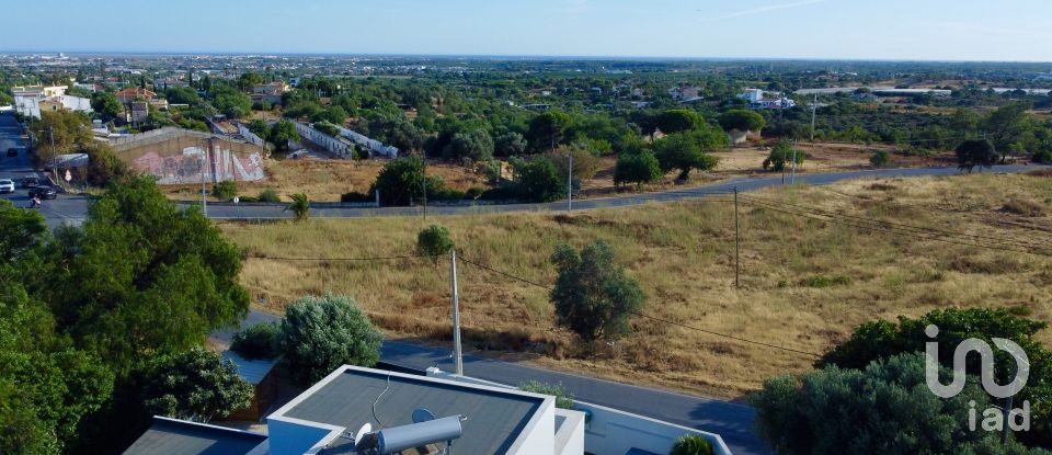 House T4 in Santa Bárbara de Nexe of 170 m²