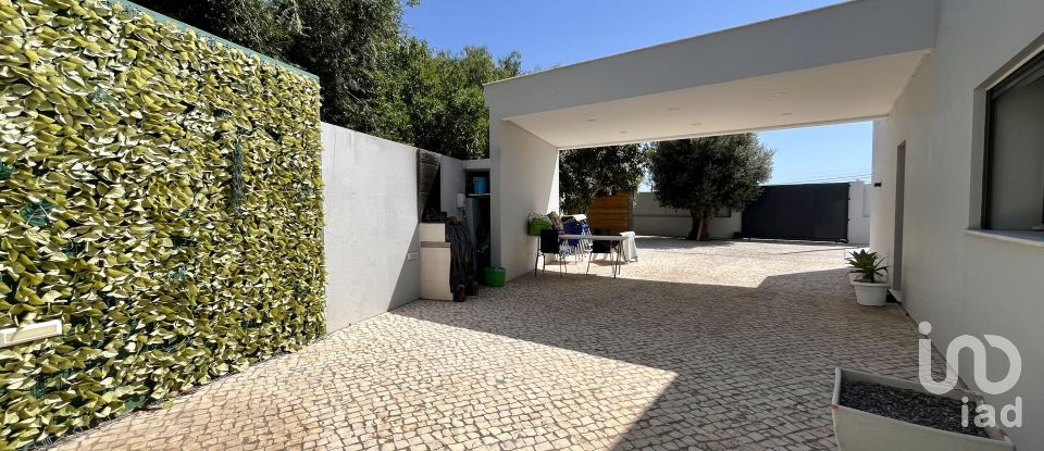 House T4 in Santa Bárbara de Nexe of 170 m²