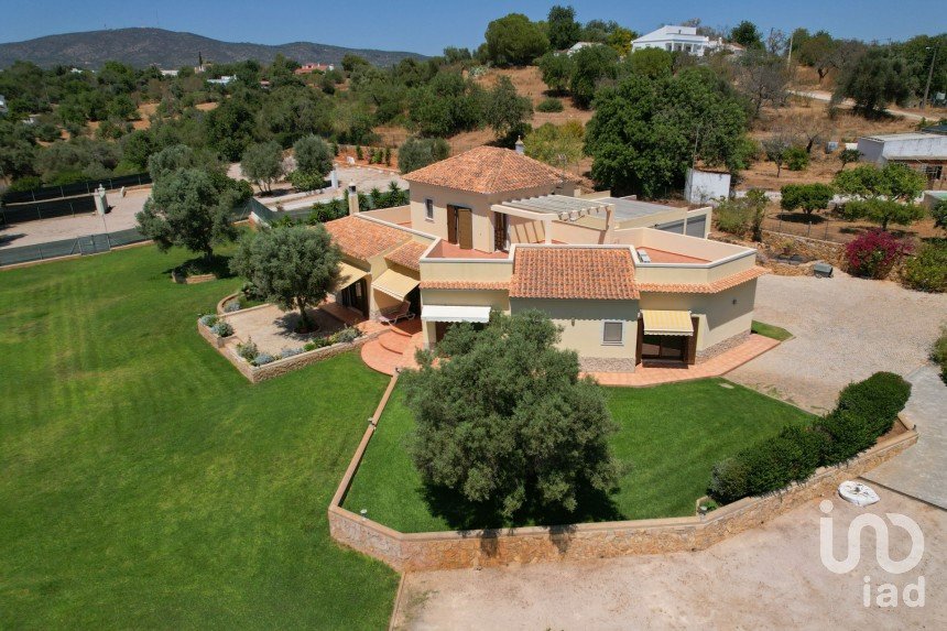 House T4 in Quelfes of 260 m²