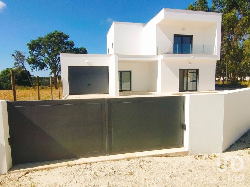 House T3 in Olho Marinho of 192 m²