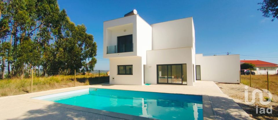 Maison T3 à Olho Marinho de 192 m²