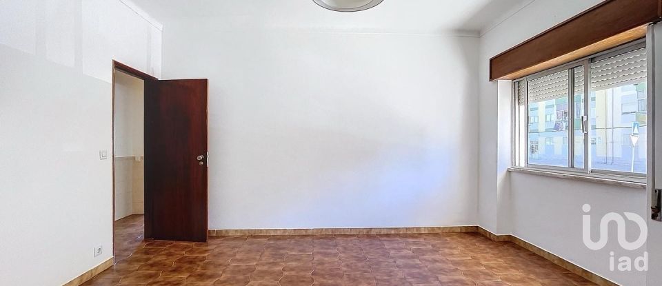 Apartamento T2 em Baixa Da Banheira E Vale Da Amoreira de 81 m²