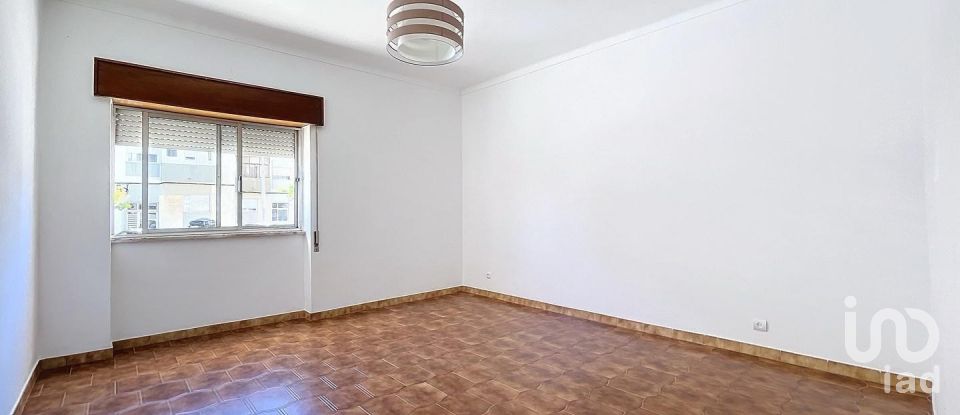 Apartamento T2 em Baixa Da Banheira E Vale Da Amoreira de 81 m²