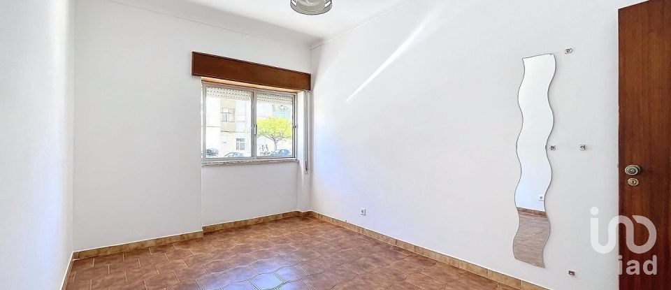 Apartamento T2 em Baixa Da Banheira E Vale Da Amoreira de 81 m²