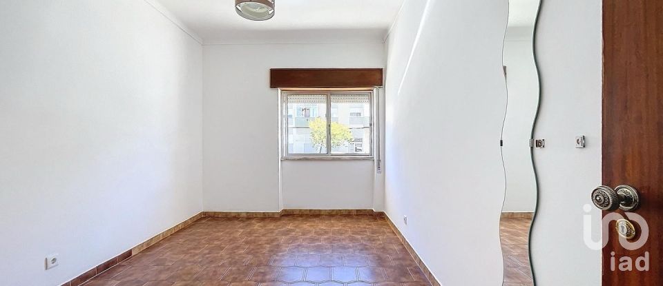 Apartamento T2 em Baixa Da Banheira E Vale Da Amoreira de 81 m²