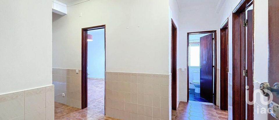 Apartamento T2 em Baixa Da Banheira E Vale Da Amoreira de 81 m²