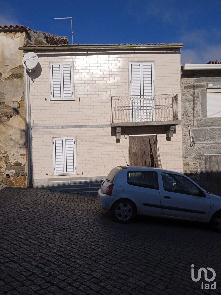 Maison de village T3 à Poiares de 93 m²