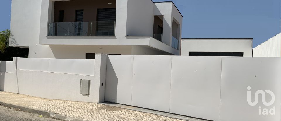 Casa tradicional T4 em Amora de 174 m²