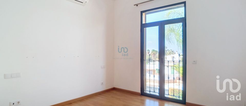 House T4 in Guia of 235 m²