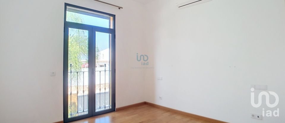 House T4 in Guia of 235 m²