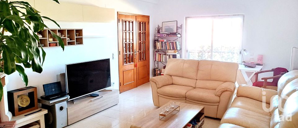 House T3 in Rio de Mouro of 156 m²