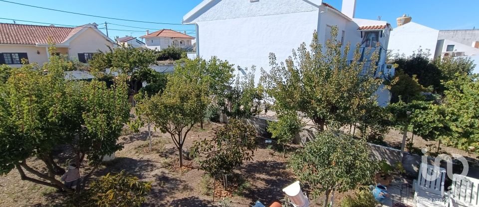 Land in Charneca De Caparica E Sobreda of 333 m²