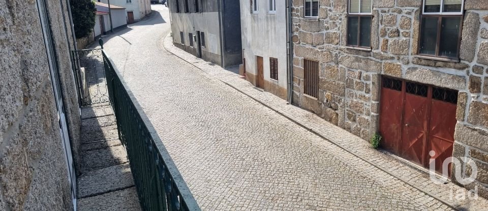 Casa tradicional T4 em Lajeosa do Mondego de 194 m²